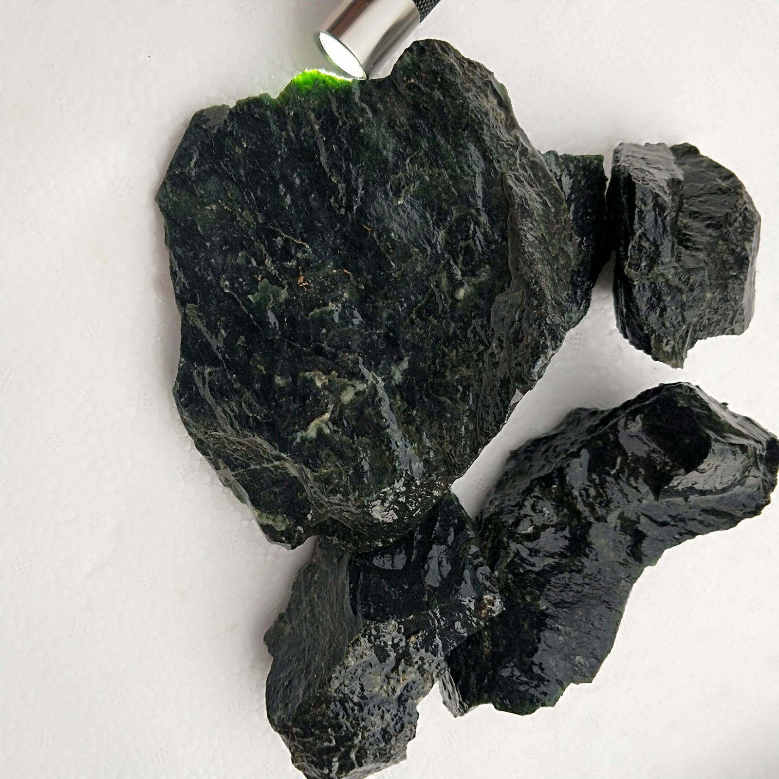 新疆活磁墨玉墨绿玉毛石蓝田毛料泰山原石摆件黑墨玉系列