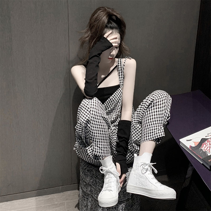 赫本小个子减龄网红chic性感小心机吊带上衣格子背带裤女两件套装