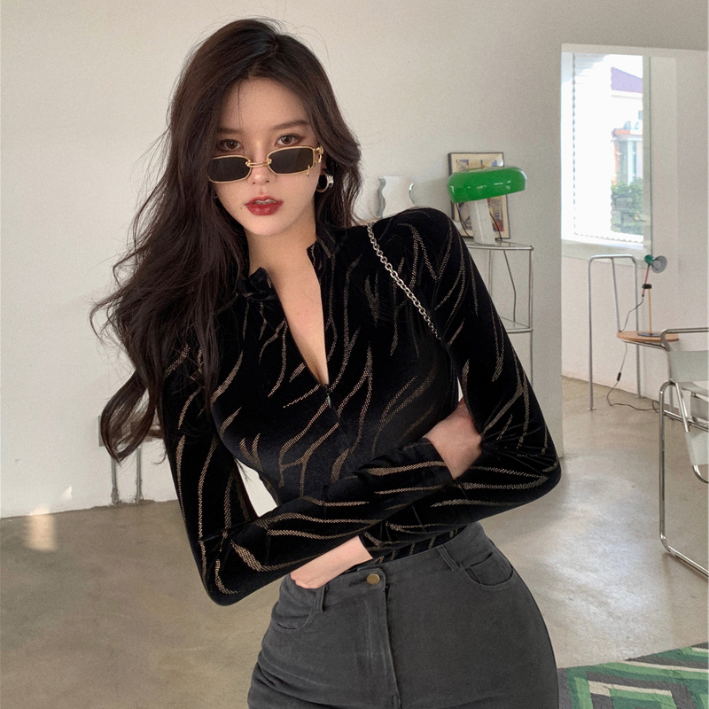 2021年秋冬复古潮流设计感丝绒虎纹t恤女装穿搭气质性感v领打底衫