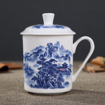 Jingdezhen ຈອກຊາ porcelain ສີຟ້າແລະສີຂາວທີ່ມີຝາປິດ ceramic ຄົວເຮືອນກະດູກຈີນ mug ຈອກສ່ວນບຸກຄົນ engraving custom