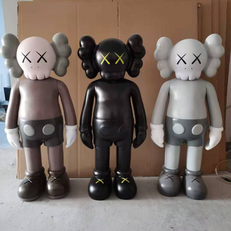 2021最新新款kaws潮牌公仔门神玻璃钢雕塑商场雕塑