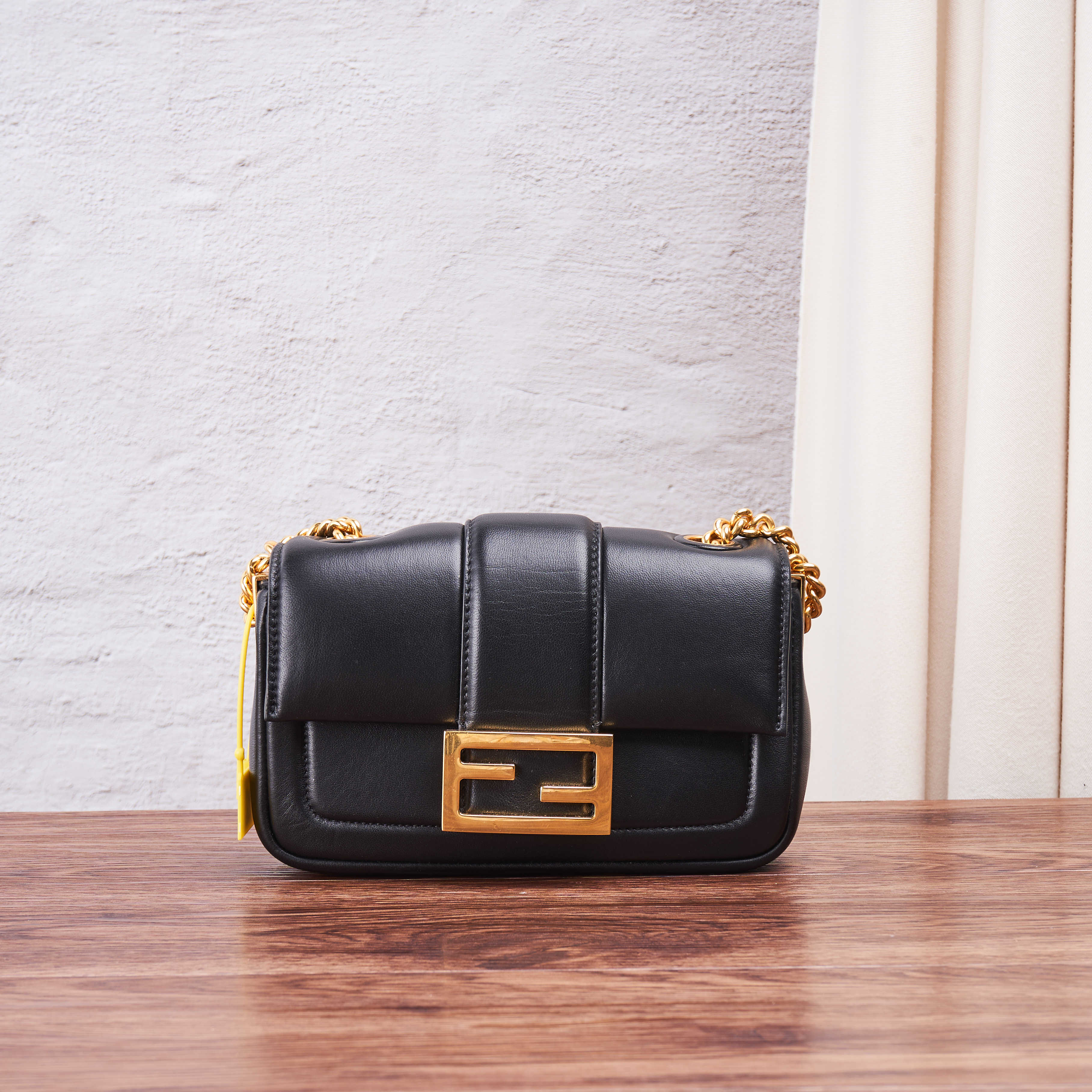 临时芬迪fendi黑金全皮法棍小号公价22800女士包袋