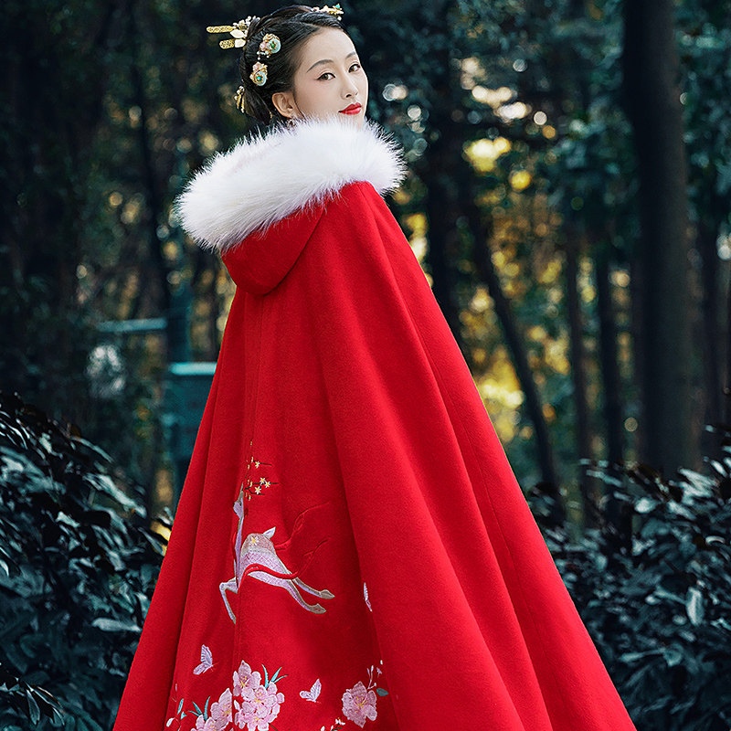 千城雪【麋饮溪】中国风秋冬斗篷汉服女连帽毛呢大衣刺绣红色披风
