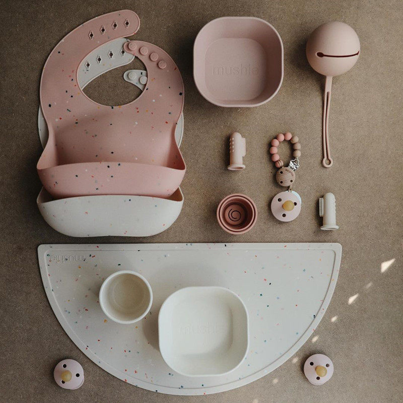 丹麦mushie硅胶宝宝婴儿儿童西餐垫桌隔热北欧小围嘴
