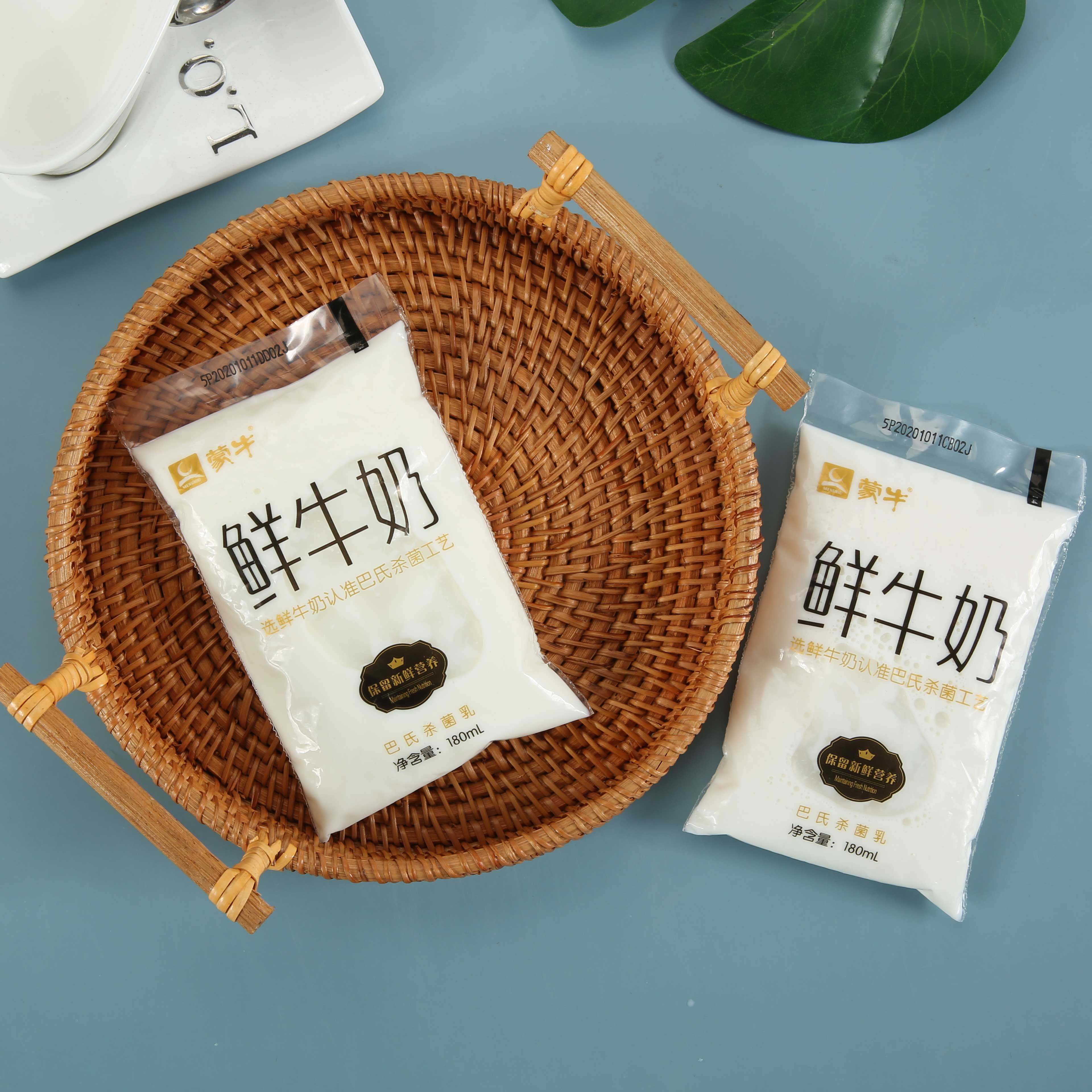 蒙牛纯牛奶低温鲜奶180ml袋装儿童营养早餐整箱低温乳制品