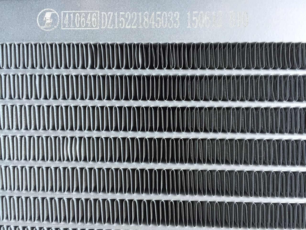 适配陕汽德龙龙新m3000空调冷凝器散热器散热片dz15221845033其他