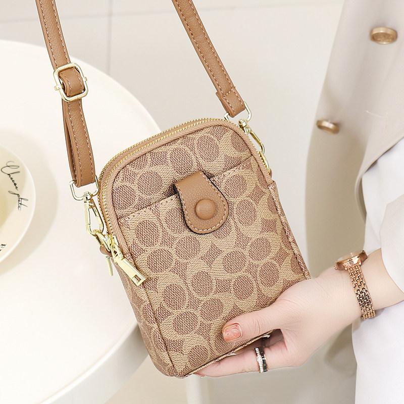 手机包斜挎女真的能拯救你的穿搭吗?