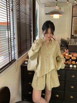 Ren Xiaoyi irregular texture shirt suits for women 2024 ພາກຮຽນ spring and autumn lazy design casual shorts two-pieces set