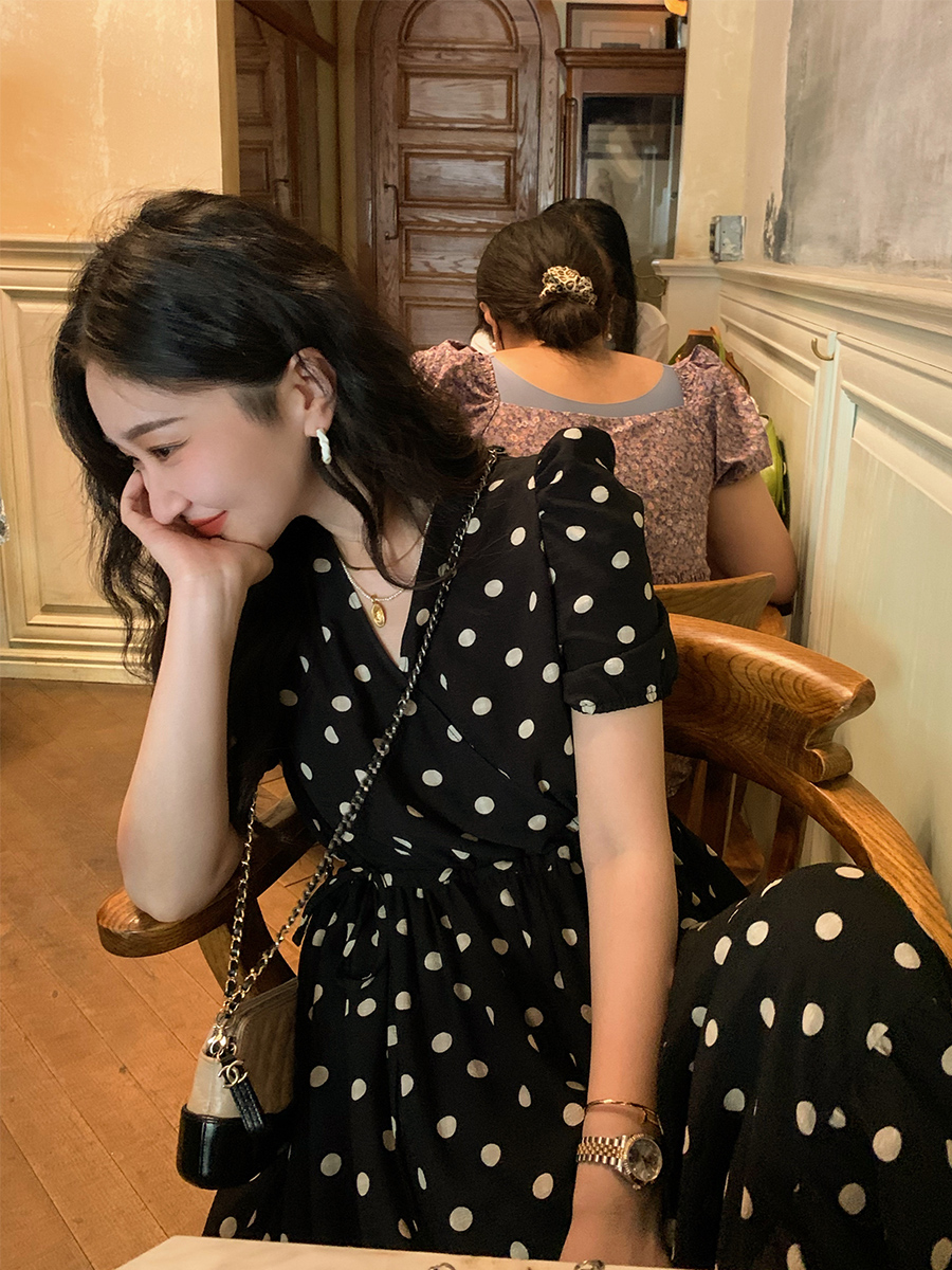 任小艺法式复古v领波点连衣裙女设计感小众收腰气质黑色过膝长裙