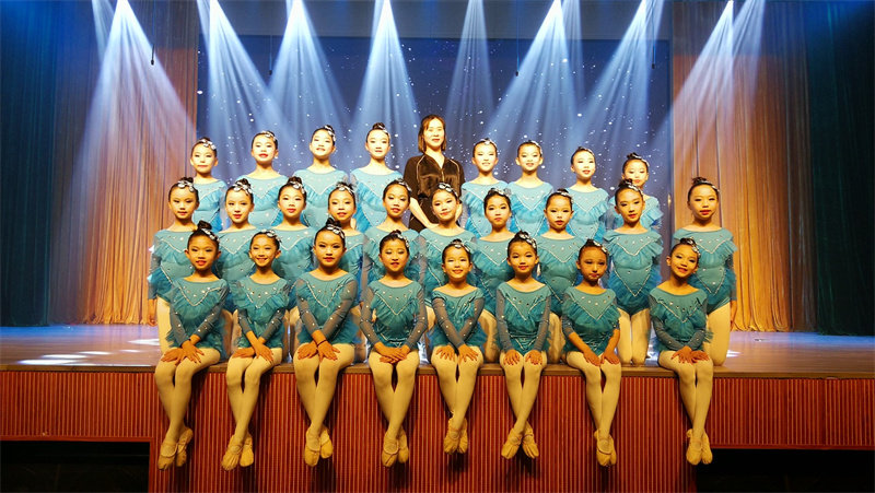 舞蹈第九九届小荷风采泳气演出服儿童勇气团体民族服装