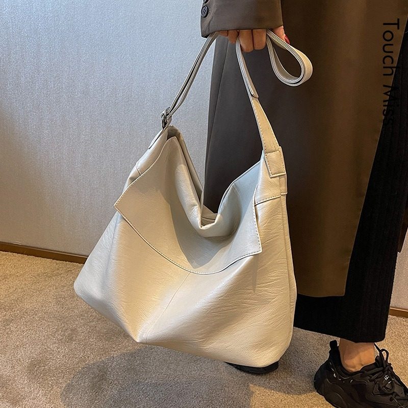 touchmiss包包女大容量2022新款秋冬黑色软皮通勤女包通用款女包