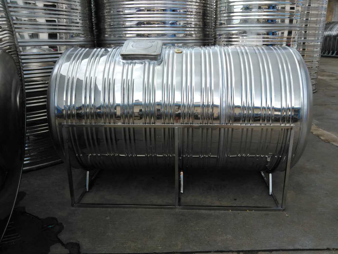 厂家直销卧式储水罐304不锈钢水塔水箱卧式消防水罐太阳能水桶