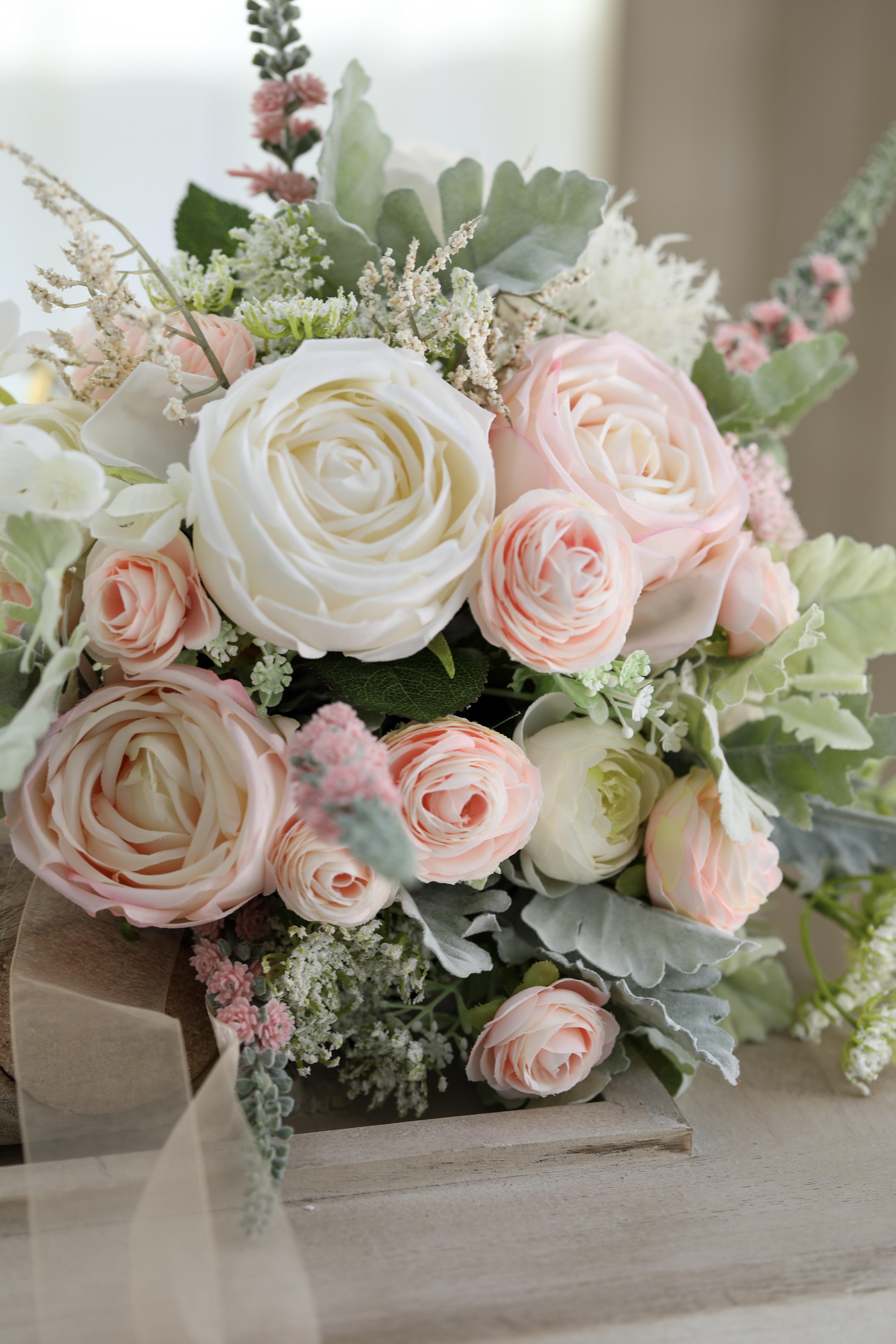 手捧花包新娘摄影唯美粉白白色法式玫瑰逼真婚礼新娘手捧花