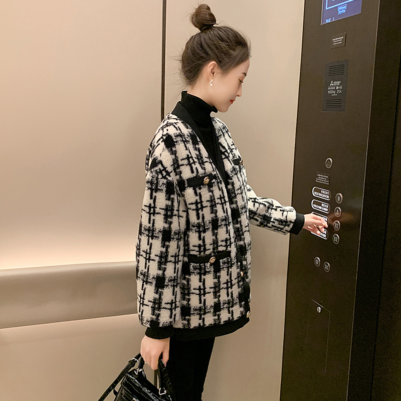 2021秋冬新款皮草外套女时尚短款格子小香风羊剪绒皮毛一体大衣