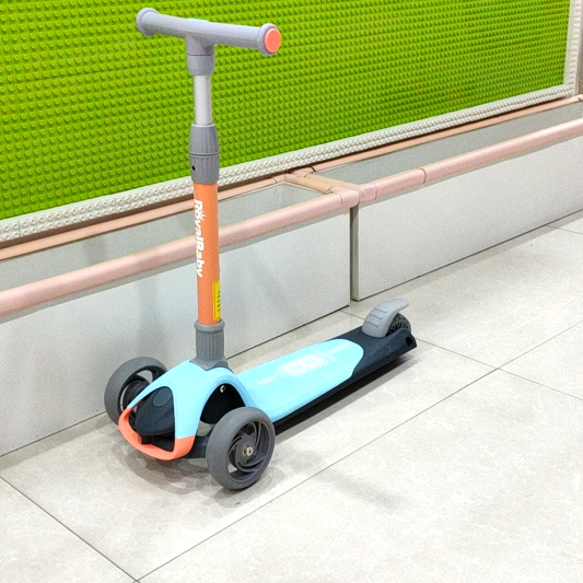 优贝旗下儿童滑板车2-3-6岁宝宝小孩溜溜车创意滑滑车发光轮折叠