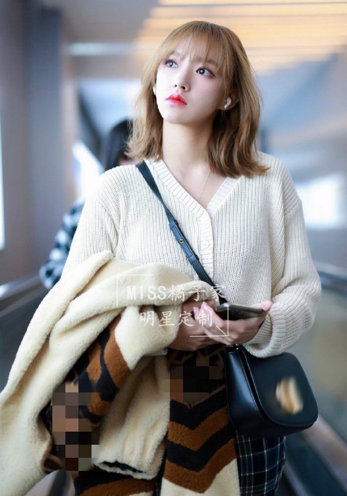 程潇同款米白色v领长袖针织开衫上衣女慵懒风毛衣外穿短2020秋季