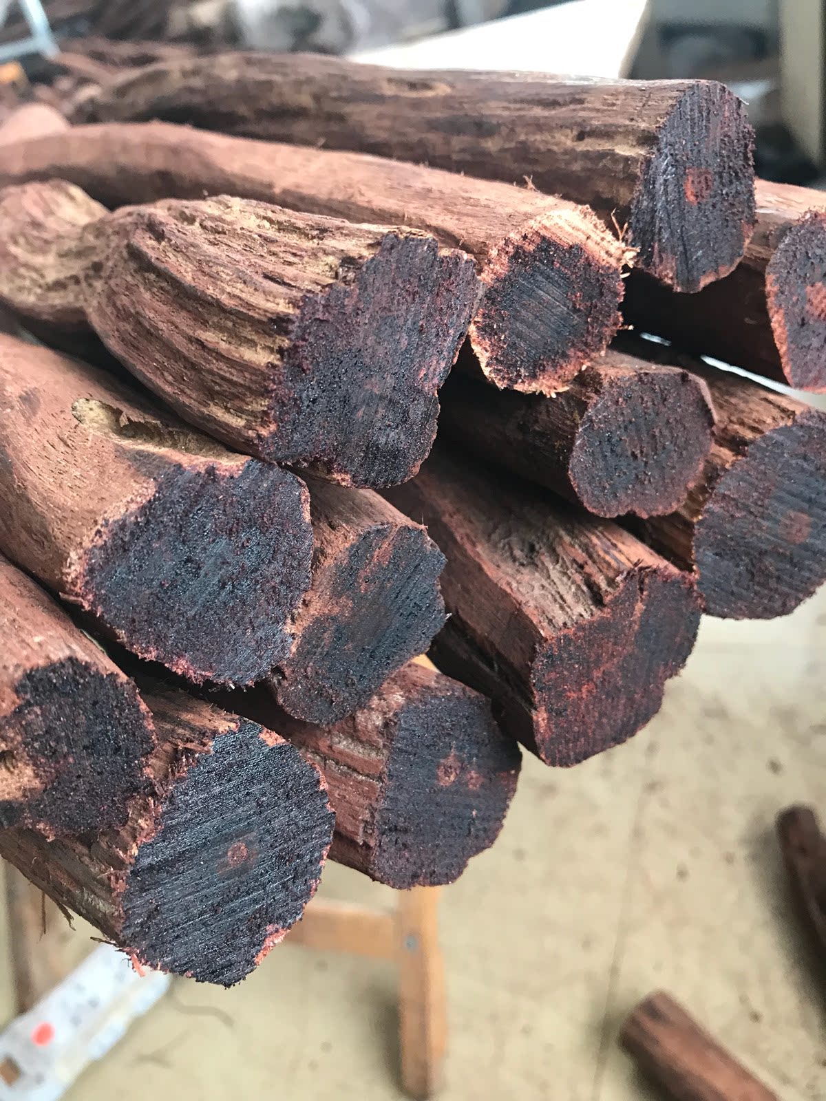 奇楠降真香原木料黑红黄油沉水麻丝糖结黄金甲药膜佛珠手串把件料