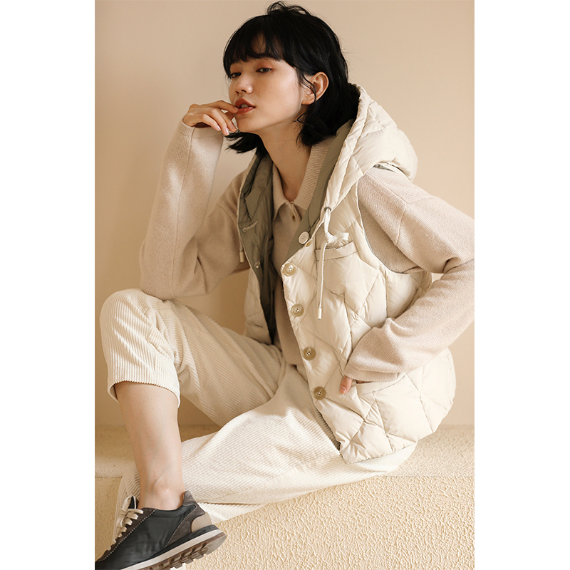 哈齿小姐陈艾佳早春叠穿神器轻便高密抗皱白鸭绒双面连帽羽绒马甲
