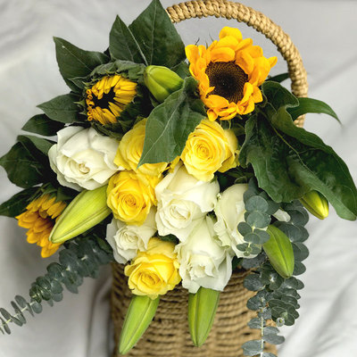 云南基地直发白玫瑰向日葵百合混搭花束家庭办公室包月水养插花