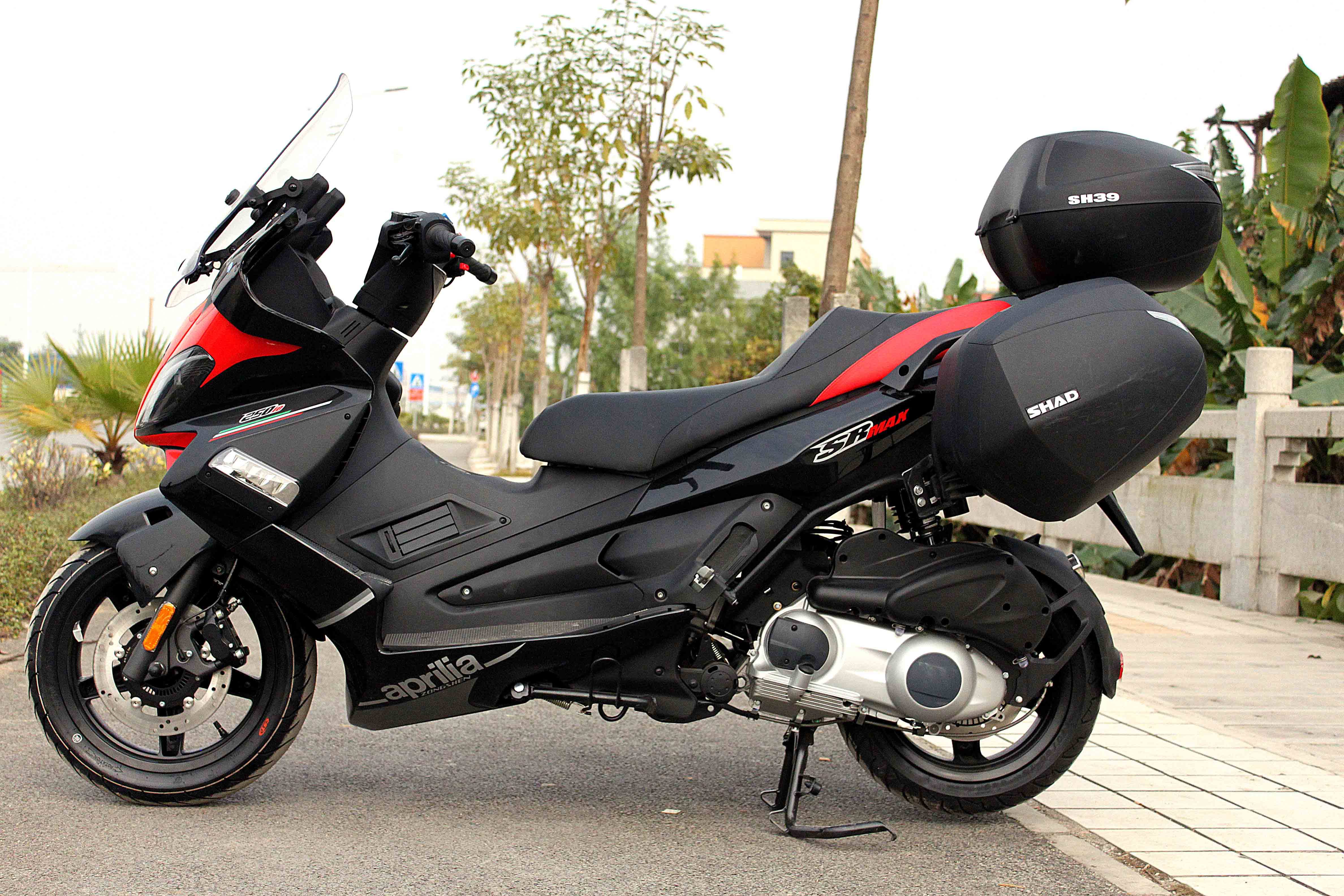 适用比亚乔srmax250摩托摩托车车尾阿普利亚尾箱边箱后备摩托车尾箱