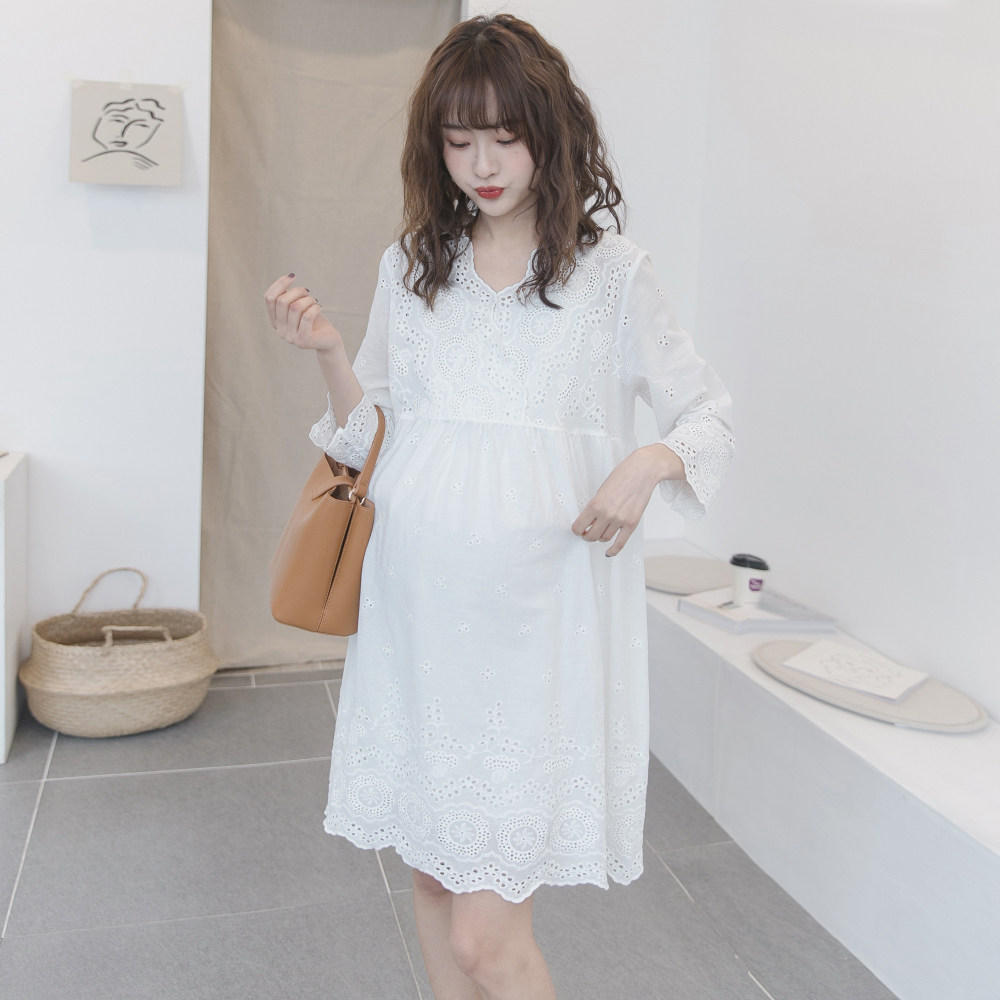 孕妇连衣裙春装上衣韩国时尚款孕妇装辣妈气质v领刺绣白色蕾丝裙