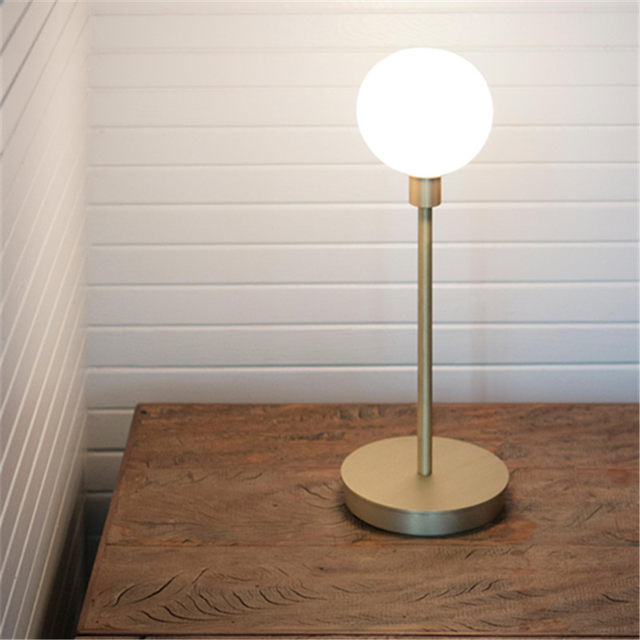 Minimalist modern art metal desk lamp creative designer model room hotel bedroom lamp living room den office Minimalist modern art metal desk lamp creative designer model room hotel bedroom lamp living room den office