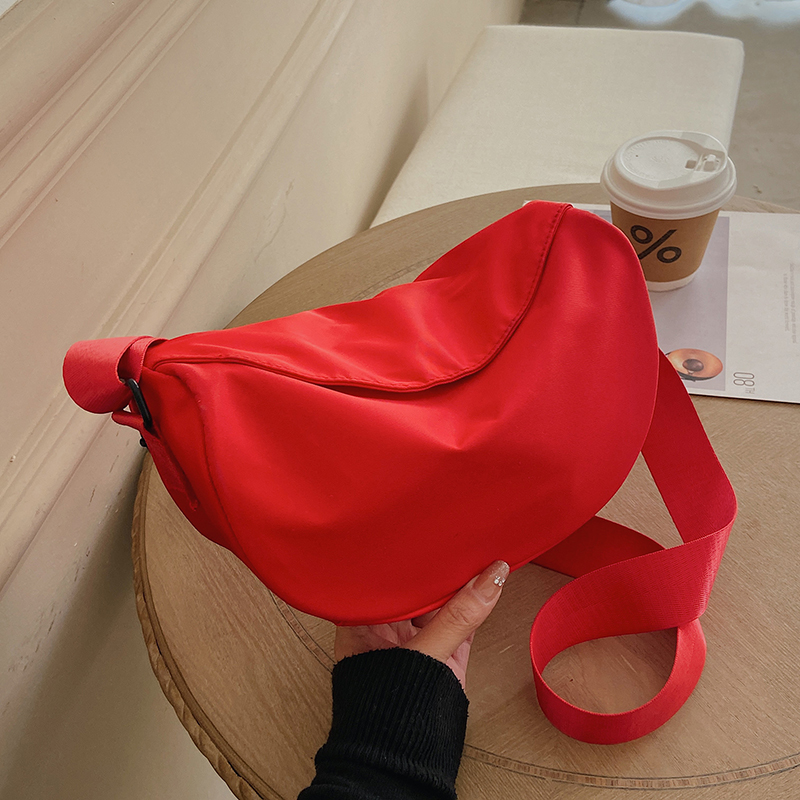 红色包包女夏2022新款高级感时尚尼龙布饺子包休闲百搭单肩斜挎包