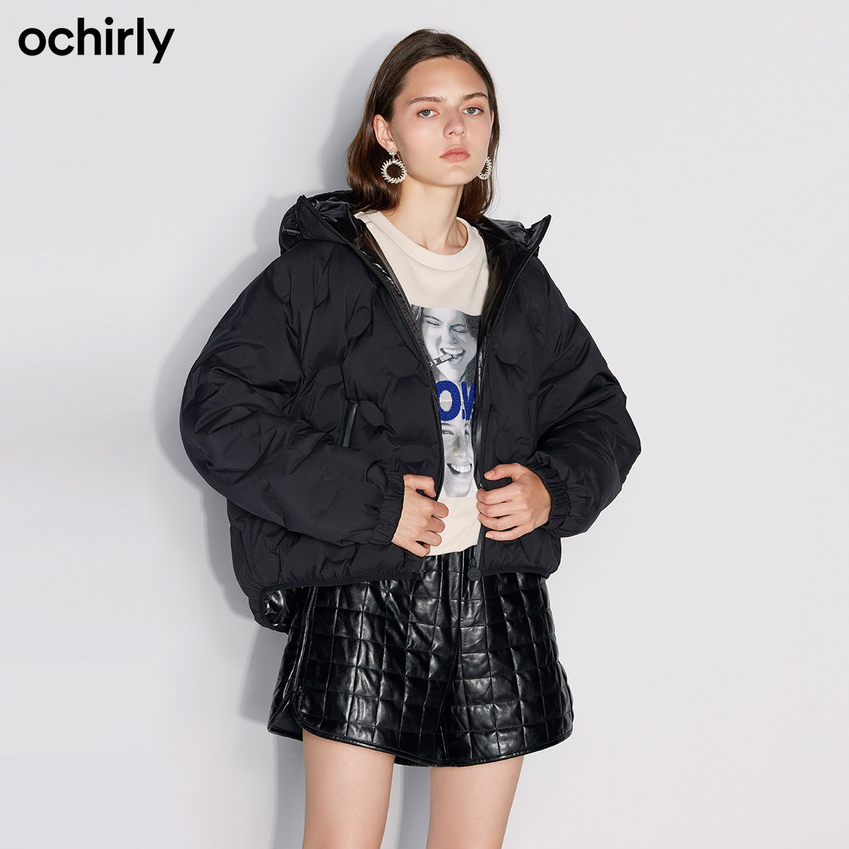 2件9折欧时力新款冬装立领连帽宽松压花设计感休闲羽绒服外套女