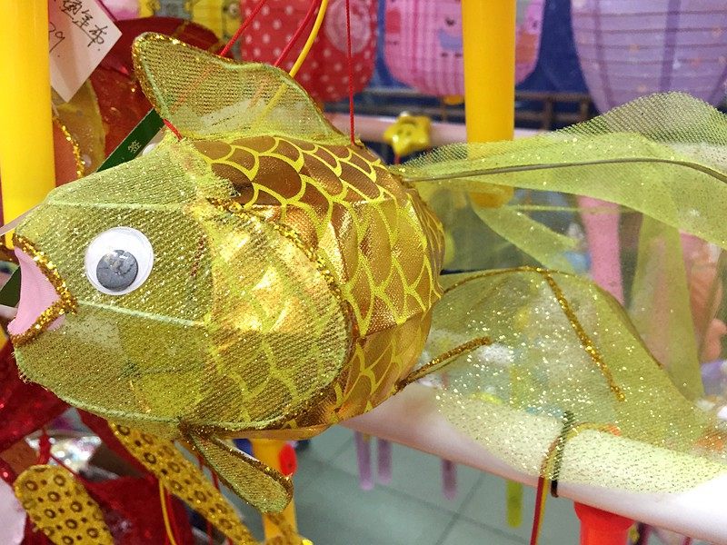 中秋节传统工艺手提发光金鱼灯笼儿童礼物铁艺绸布灯会可爱鱼花灯