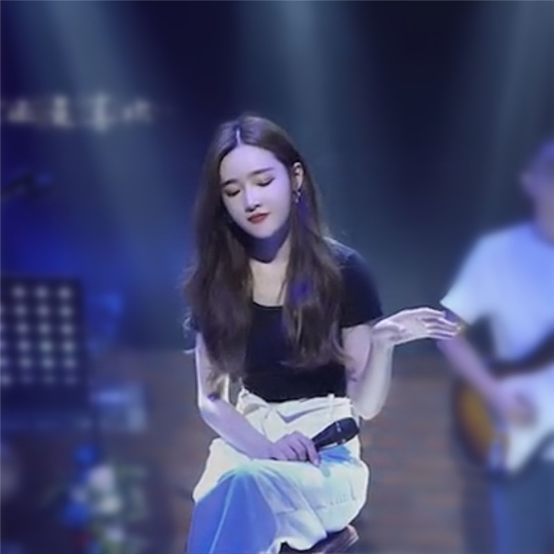 戴羽彤偏爱抖音同款春夏早秋新女潮小个子休闲恤白时尚套装