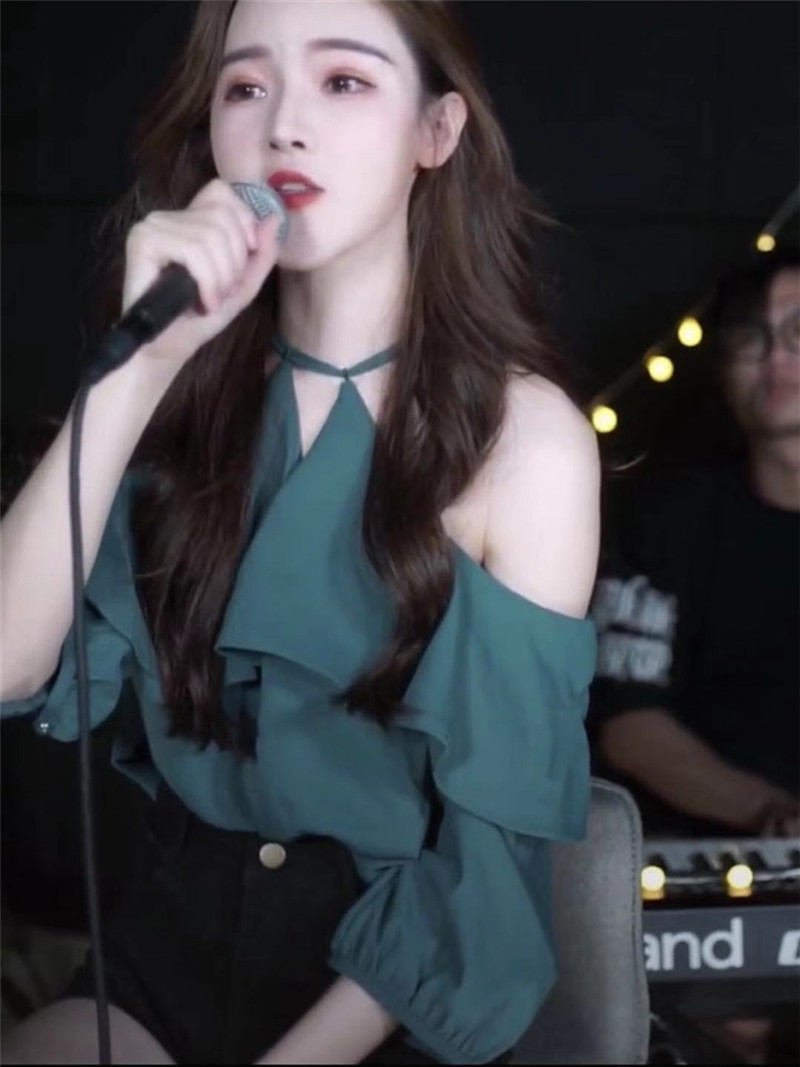 夜夜新女潮抖音戴羽彤同款百搭网红绿色露肩吊脖蕾丝衫