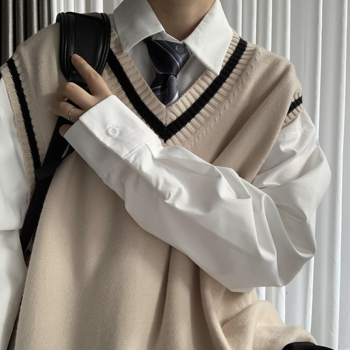 上野  春季新款针织背心学院风情侣V领无袖毛衣徽章针织衫