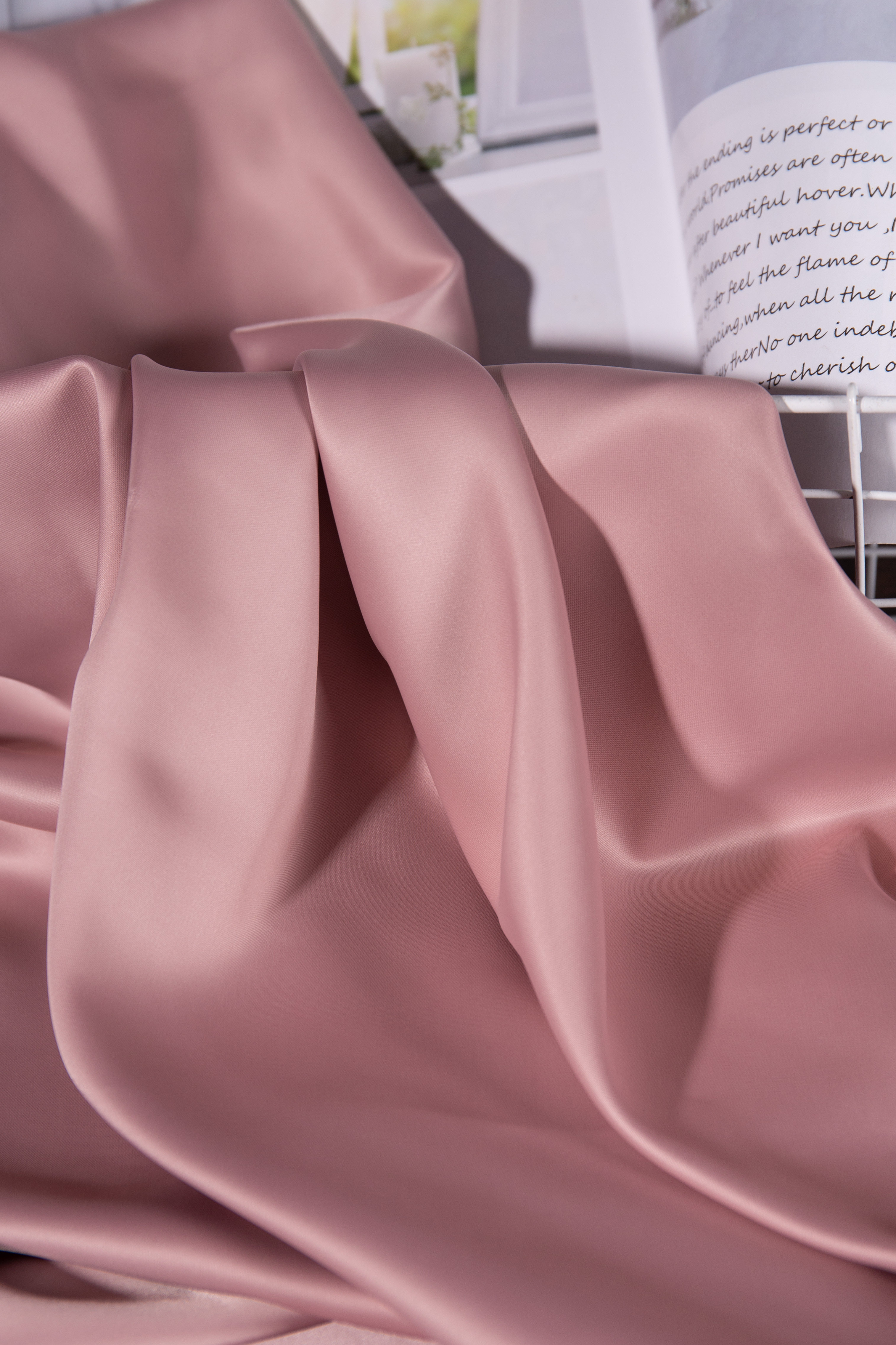 进口仿真面料醋酸光泽布料粉色吊带礼服连衣裙海绵垫