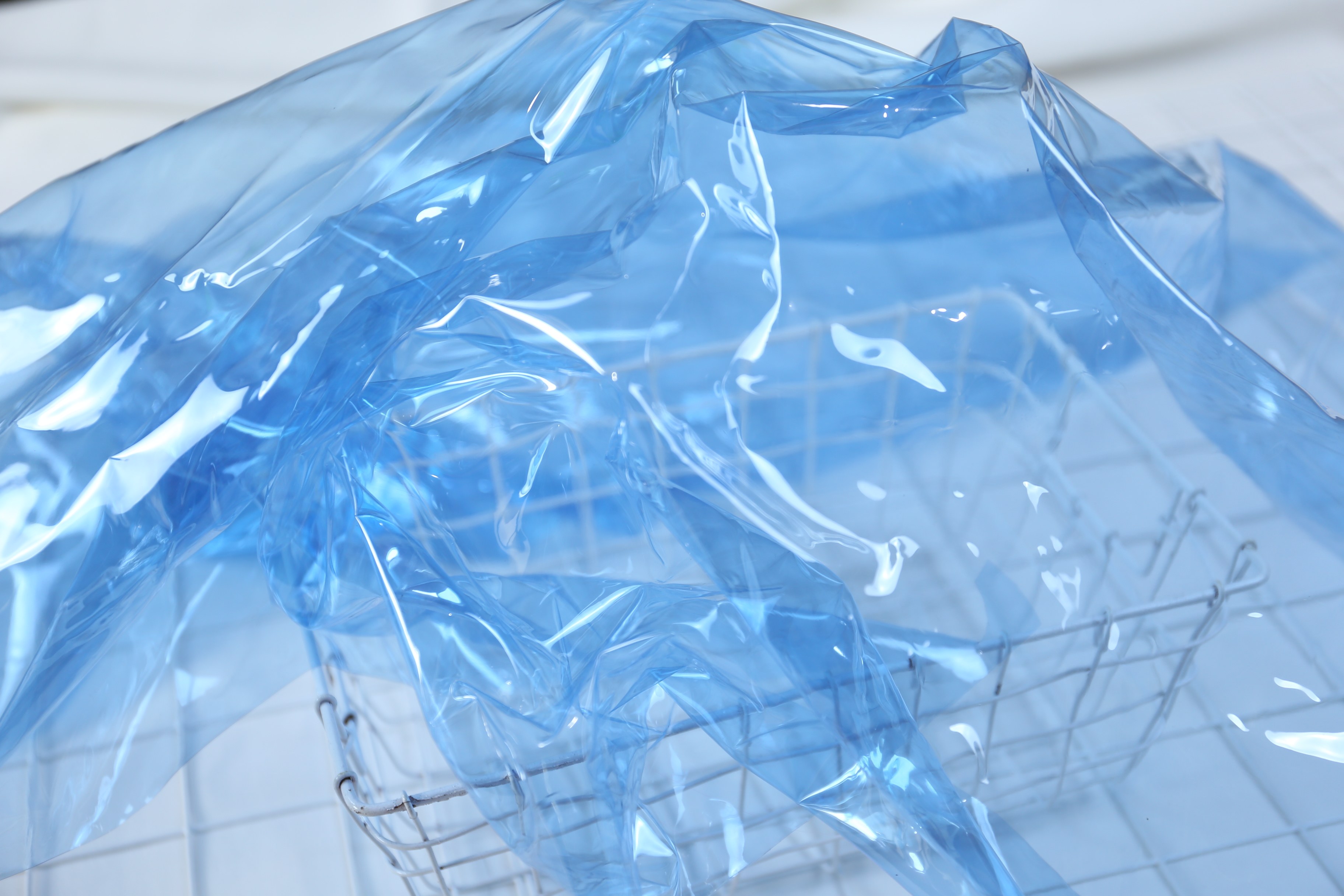 天蓝色tpu防水布防水皮衣塑料薄膜高光透明雨衣海绵垫