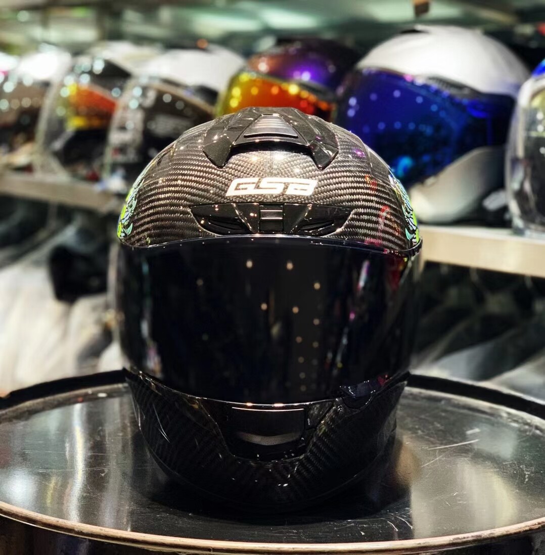 gsb新款碳纤维头盔摩托车全盔男女机车赛车尾翼摩托车头盔