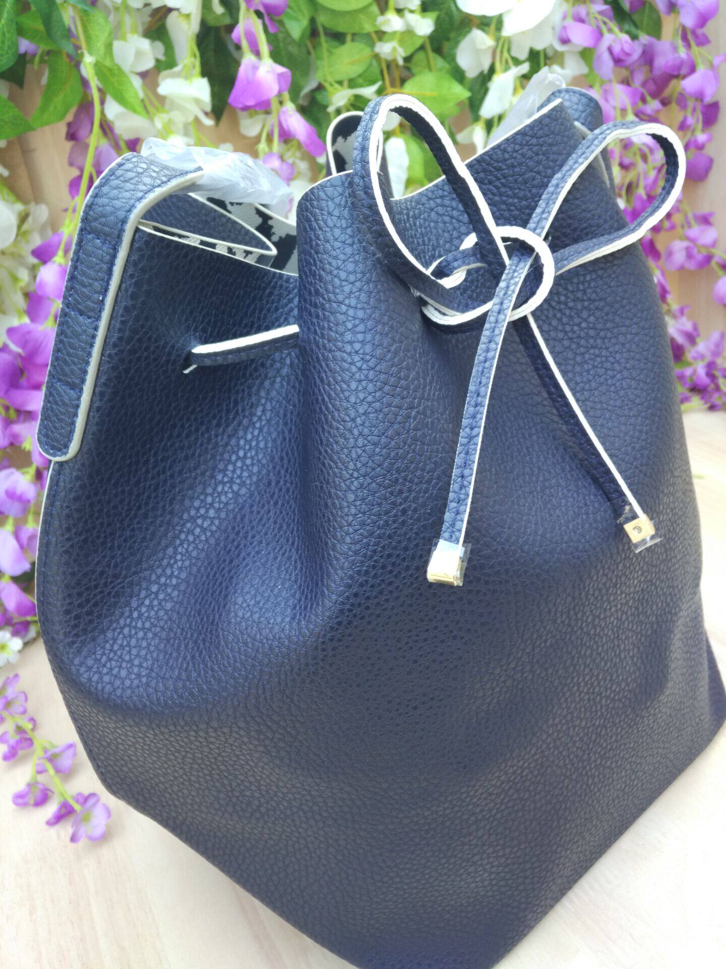 推荐雅诗兰黛藏蓝色水桶包大容量化妆包手拎包时尚便携百搭单肩包