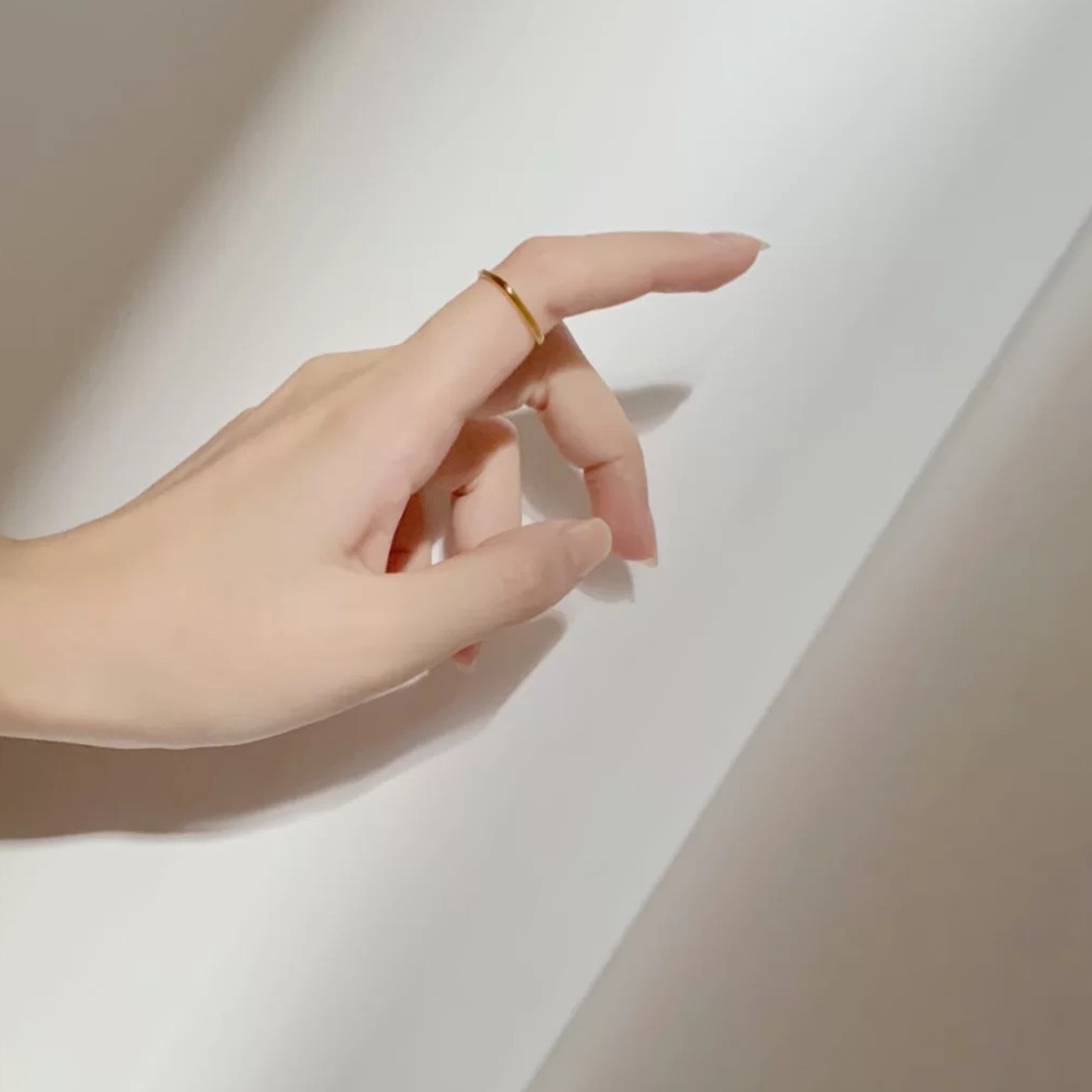 抖音小红书同款钛钢镀18k金情侣方形戒指素圈女小方戒个性不掉色