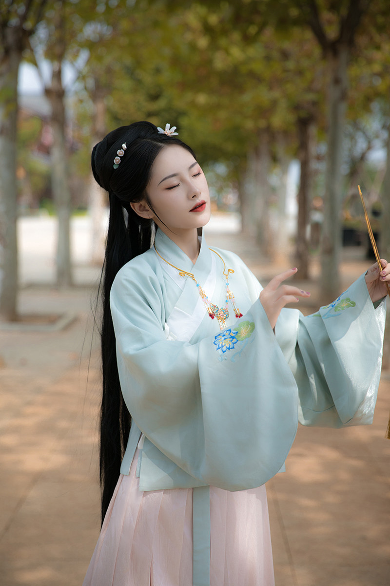 采梦梦集原创创明制袄金鱼绣花天青色百搭日常民族服装