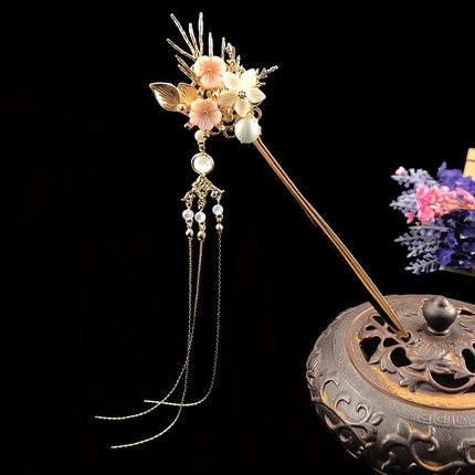 古风汉服少女表演古代蜻蜓长款步摇