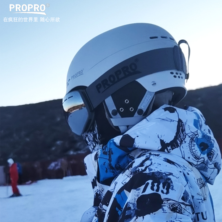 PROPRO新款滑雪头盔男女冬季运动保暖透气单双板安全滑雪护具装备
