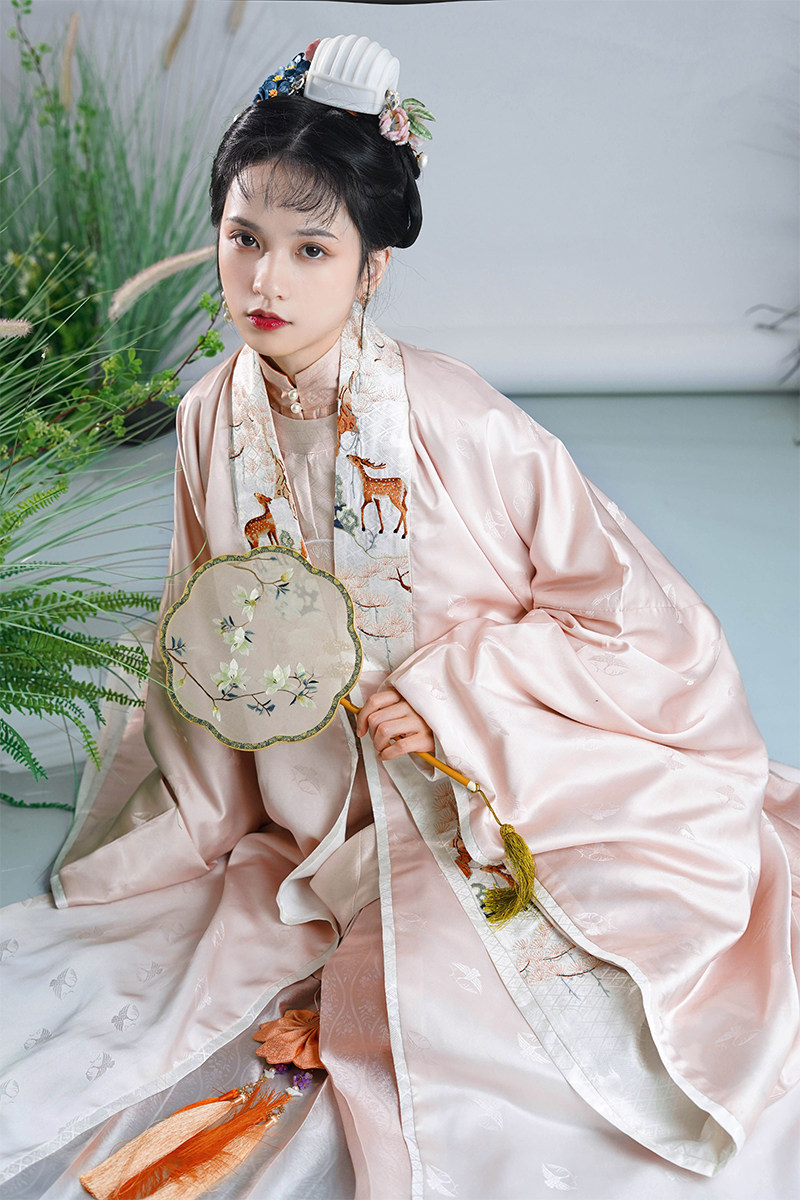 遥居春山蔼蔼明制原创汉服春款小鹿绣花对襟汉服