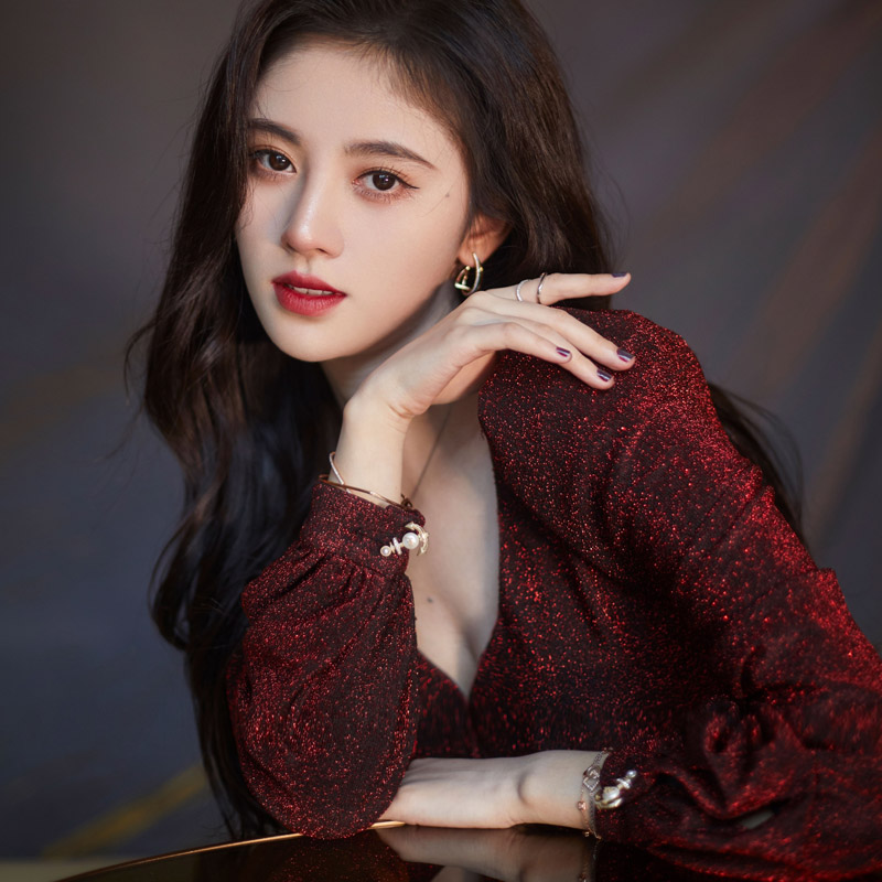 明星鞠婧祎同款红色亮丝连衣裙2020春装新款性感连衣裙