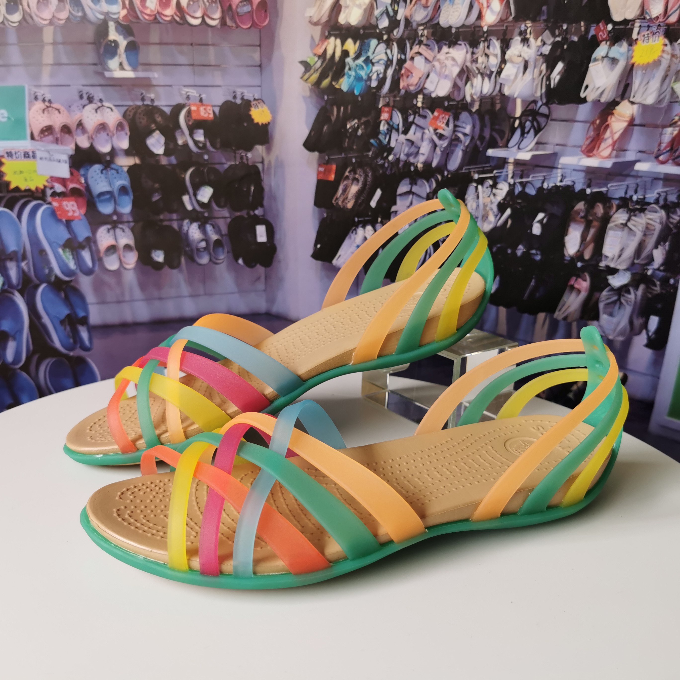 新款crocs女鞋七彩平底卡骆驰鱼嘴轻便沙滩休闲鞋沙滩鞋