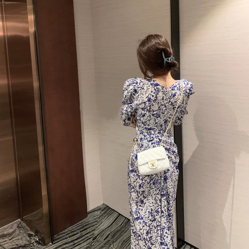 夏装2022新款女蓝色V领碎花连衣裙法式复古御姐轻熟风长裙子显高