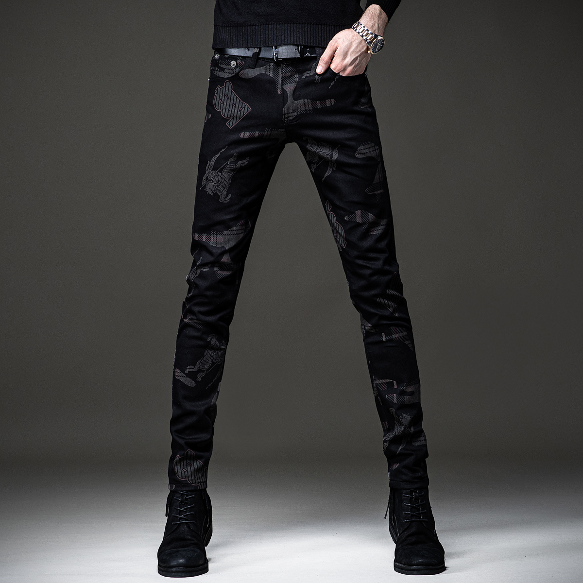 贵色春夏新款潮牌印花男士牛仔裤黑色修身小脚裤潮流休闲长裤子男