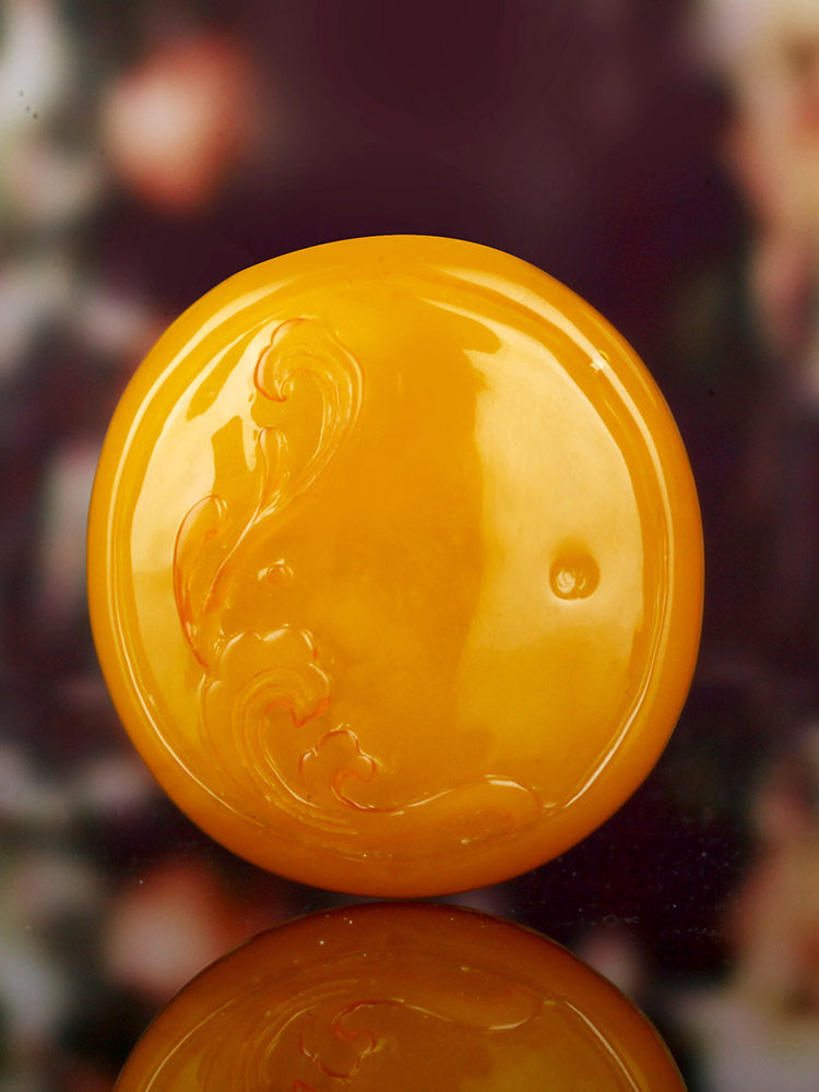 嘉乐琥珀天然蜜蜡圆形吊坠鸡油黄雕刻花纹挂坠男女项链毛衣链5290