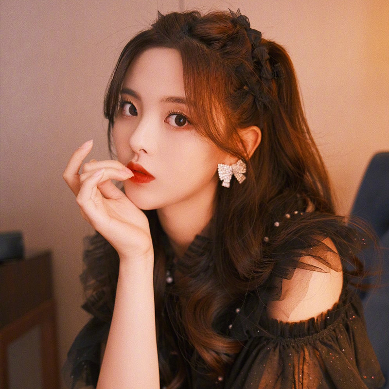 杨超越小巧百搭可爱宝石镶嵌耳钉蝴蝶纯银超闪耳钉