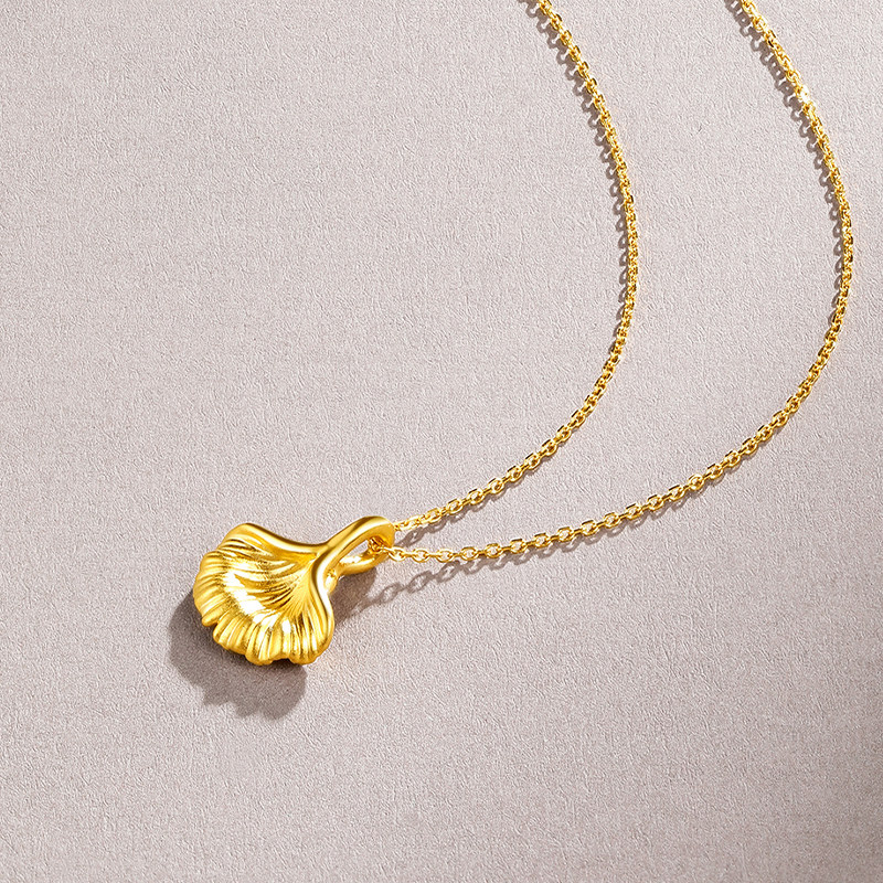 周六福黄金吊坠女足足金定价银杏叶挂坠三生有幸官方颈饰