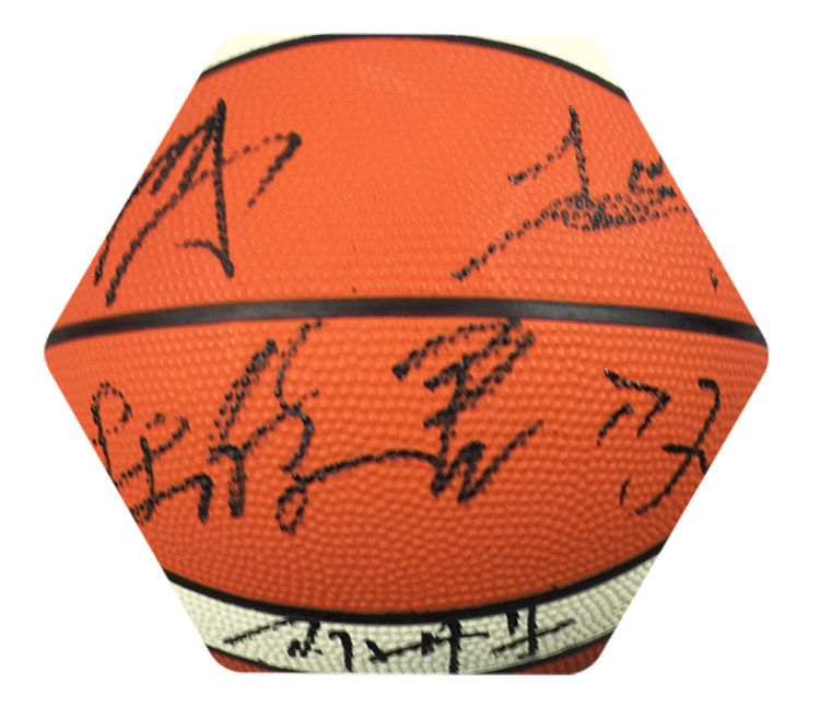 中国男篮周鹏阿尔斯兰任骏飞亲笔签名篮球展示文化