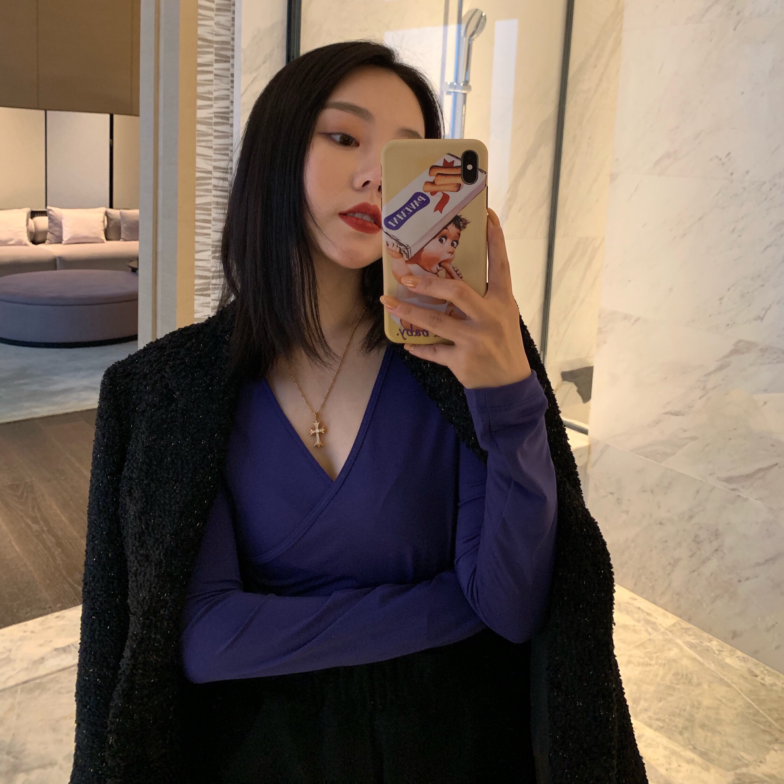 张芮妮 秋冬新品回头率爆表又不撞衫 紫色v领打底弹力舒适连体衣